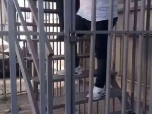 Alevlerden Kaçan İşçiler Yangın Merdiveninde Mahsur Kaldı: Yangında Faciadan Dönüldü