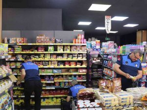 Markette Yapılan Kontrolde Çok Sayıda Tarihi Geçmiş Ürün Ele Geçirildi