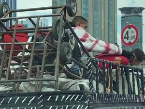 Kadıköy’de Kamyonet Kasasında Aile Boyu Tehlikeli Yolculuk Kamerada