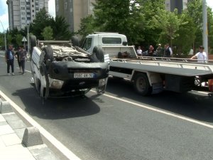 Dağıtıma Çıkan Kargo Aracı Kaza Yaptı, Kargolar Yola Savruldu