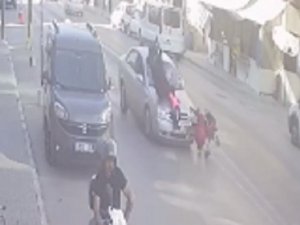 Anne Ve 2 Çocuğuna Otomobil Çarpma Anı Kamerada