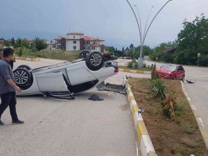 Çarpışan Otomobillerden Biri Ters Döndü