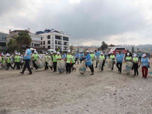 Büyükçekmece’de Yarım Saat İçinde Kilolarca Çöp Topladılar