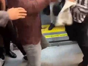 Metro İstasyonunda Boks Ringini Aratmayan Kavga