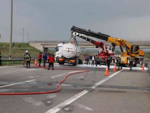 Lpg Yüklü Tankerin Devrildiği Tem Otoyolu 4,5 Saat Sonra Trafiğe Açıldı