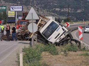 Yokuş Aşağı İnerken Freni Patlayan Hurda Yüklü Kamyon Devrildi