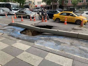 Başkent’te Sağanak Yağış Sonrası Yol Çöktü