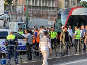 Laleli’de Tramvay İle Polis Aracı Kafa Kafaya Çarpıştı:3 Polis Yaralı