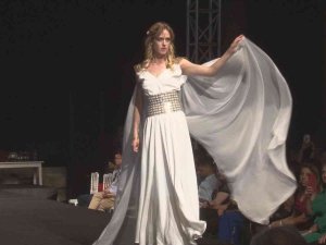 İ̇zmir’de ‘Tarihi’ Defile: Tüm Gelir Lösemili Çocukların Ailelerine Aktarılacak