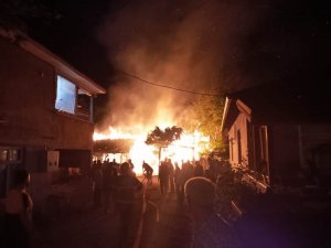 Ahır Alev Topuna Döndü: 4 Hayvan Son Anda Kurtarıldı