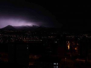 Şimşekler Erciyes’i Aydınlattı, Muhteşem Fotoğraf Ortaya Çıktı