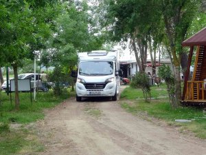 Sinop’ta Sezonun İlk Karavan Kafilesi, Çiçek Ve Lokumla Karşılandı