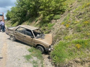 Kamyonet İle Otomobil Çarpıştı: 2 Yaralı