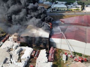 Hatay’daki Antrepo Yangınını Söndürme Çalışmaları Sürüyor