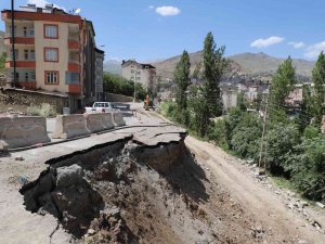 Hakkari’de Sanayi Yolunda İstinat Duvarı Çalışması