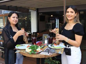 Eski Usul Adana Kebabı Yeniden Yapıp Satmaya Başladı