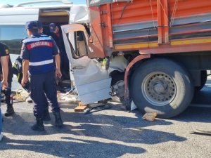 Bilecik’in Bozüyük İlçesinde Öğrencileri Taşıyan Minibüs, Eskişehir - Bursa Karayolunda Seyir Halindeyken Kamyona Arkadan Çarptı. Çok Sayıda Yaralı Var.