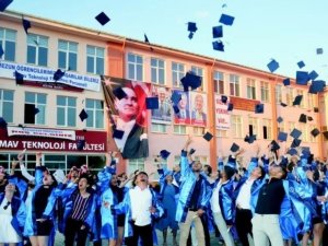 Simav Teknoloji Fakültesi’nde Mezuniyet Coşkusu