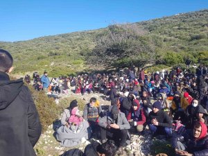 İ̇zmir’de Yasa Dışı Yollarla Kaçmaya Çalışan 120 Göçmen Yakalandı