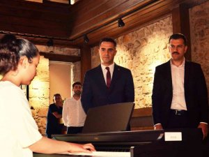 Müze Ziyaretçilere Piyano Resitali