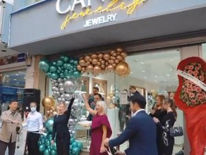 Ukraynalı Mankenler, Canlı Müzikler İle 100 Milyon Dolar Buhar Oldu