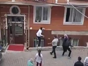 Esenyurt’ta Önce Dayak Yedi, Sonra Evi Taşladı