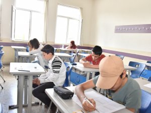 “Karatay Okuyor Projesi”ne Katılan Öğrenciler Sınavda Ter Döktü