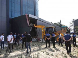 Nilüfer’de İş Merkezine Ait Kaçak Bölümler Yıkıldı