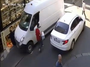 Fatih’te Vitrine Bakan Kadın Minibüsün Altında Kaldı: Feci Kaza Kamerada