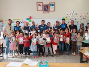 Hakkari’de Polis Abla Ve Abilerine Yaz Tatilinde Günde 1 Saat Okuma Sözü Verdiler