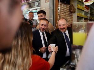 Bakan Varank Diyarbakırlılara Meyan Şerbeti Ve Limonata Ismarladı
