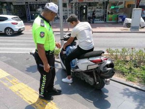 Ehliyetsiz Ve Kasksız Olarak Polise Yakalandı, "9 Aydır Aynı İşte Ehliyetsiz Çalışıyorum Cezalar Arka Arkaya Geldi" Dedi
