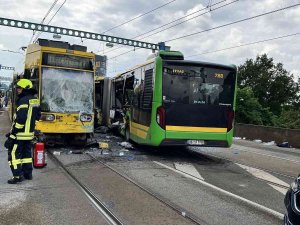 Almanya’da Otobüsle Tramvay Çarpıştı