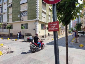 Dört Yol Ağzına Asılan "Kornaya Değil Frene Bas" Yazısı Dikkat Çekti
