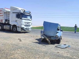 Tır İle Otomobil Çarpıştı: 2 Yaralı