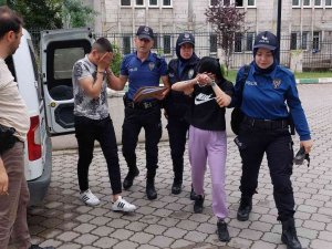 Genç Sevgililer Biber Gazı Sıktıkları Astsubayın Telefonunu Gasp Ettiler