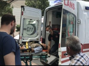 Midibüs Otomobile Arkadan Çarptı, Otomobil Hurdaya Döndü: 2 Yaralı