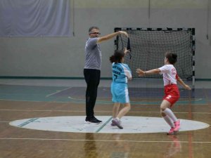 Manisa’da 10 Bin Öğrenci Geleneksel Mendil Kapmaca Oynadı