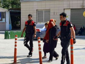 Evden Ziynet Eşyası Çalan 2 Kadın Şüpheliyi Polis Yakaladı; Basını Gören Şüpheli Engelli Numarası Yaptı