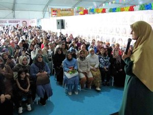 Kitap Fuarında Ünlü Yazarlara Yoğun İlgi