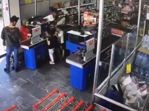 Çocukların Gözü Önünde Marketteki Silahlı Soygun Kamerada