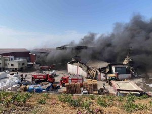 Hatay’daki Antrepo Yangını Söndürülemedi