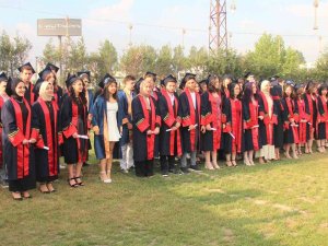 Kütahya Final Akademi Anadolu Lisesi’nde Mezuniyet Sevinci