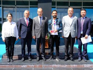 Kupaları Rektör Yıldız’a Verdiler