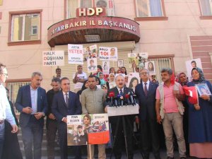 Bakan Varank, Bin 11 Gündür Evlat Nöbetindeki Ailelerle Bir Araya Geldi