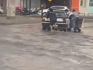 Bursa’da Sağanak Yağışta Sürücülerin Zor Anları Kameraya Yansıdı