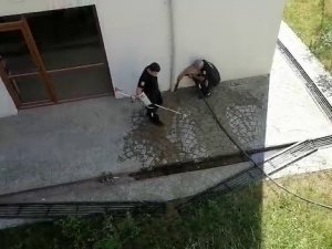 Bahçedeki Mazgala Giren Yılanı İtfaiye Ekipleri Yakaladı