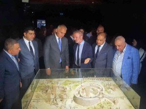 Göbeklitepe Sergisini Gezen Bakan Ersoy: “Hedefimiz, 5 Yıl İçerisinde 5 Milyon Yabancı Ziyaretçiye Ulaşmak”