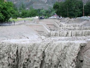 Caddeler Sel Sularıyla Doldu, Vatandaşlar Çekiciyle Karşıya Geçebildi