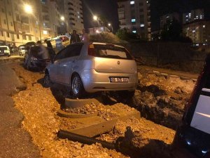 Bilecik’te Sağanak Sonrası Yol Çöktü, 5 Araç Hasar Gördü